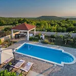 Daly Villa
